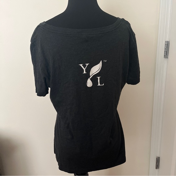 Essential Oil Graphic T-shirt - Picture 4 of 10